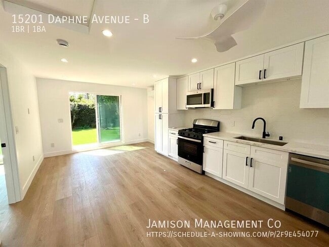 Foto del edificio - 15201 Daphne Ave