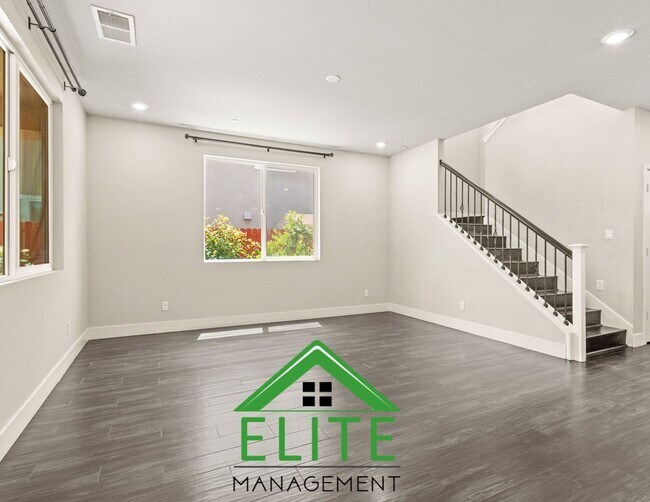Foto del edificio - **Modern single-family residence in the hi...