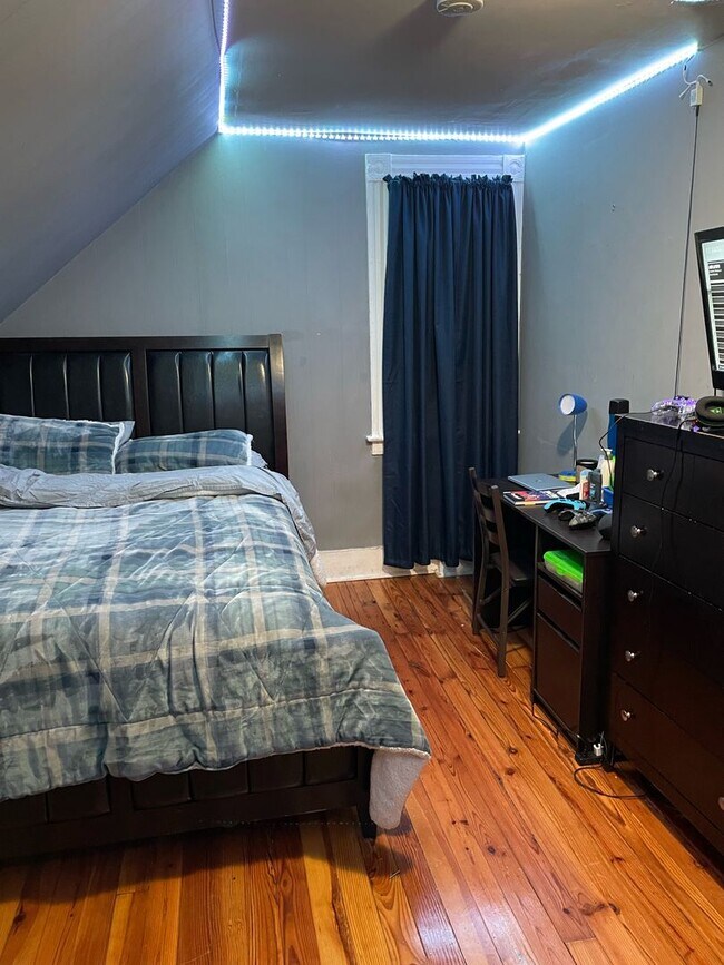 Building Photo - 264 Peck St