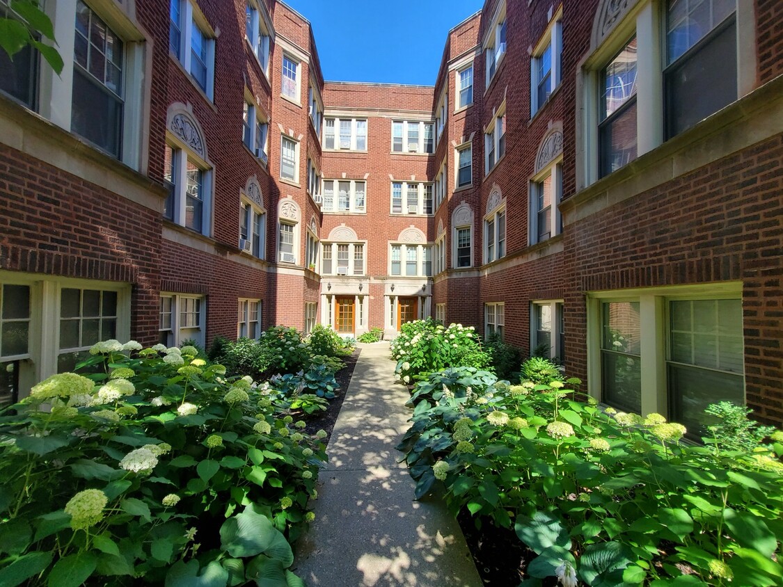 Primary Photo - 6129 N Hoyne Ave