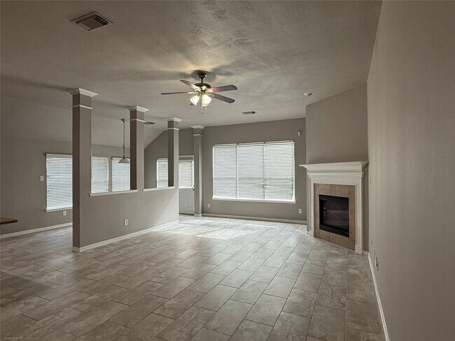 Foto del edificio - 16126 Saxon Hollow Ln