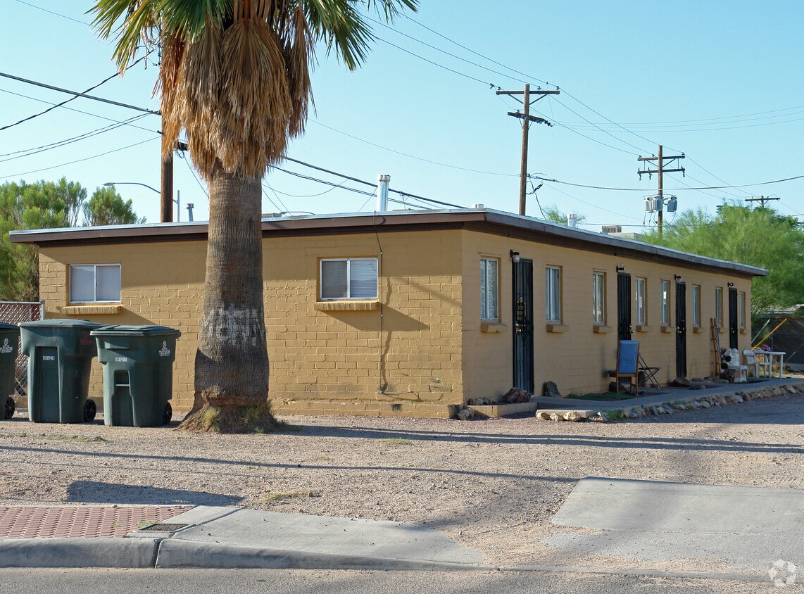 Primary Photo - 13 W District St