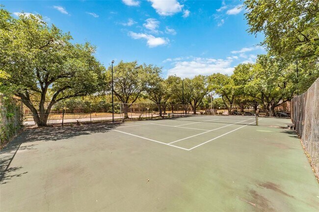Building Photo - 13967 Hollowgreen Dr