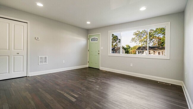 Building Photo - Stunning 4 Bedroom Single Family Home Laurel!
