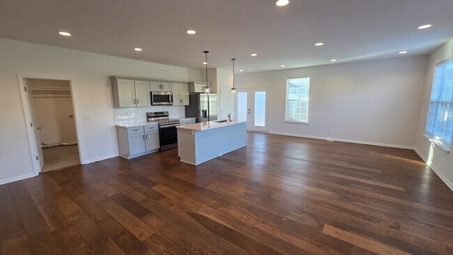 Foto del edificio - 4 bed 3 bath 2 car garage all maintenance provided townhome