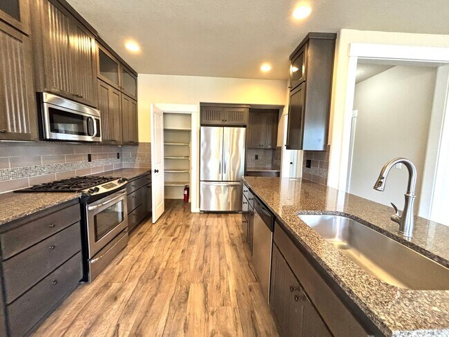 Building Photo - 5 Bedroom Beaverton Home!!!