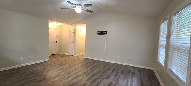 Building Photo - Available now 3 bed/2bath ranch Fenced in ...