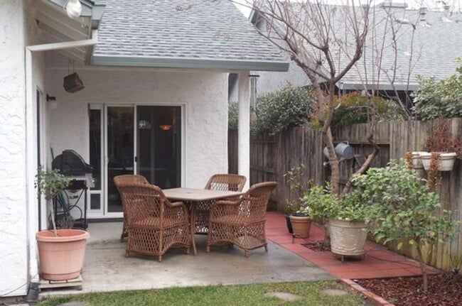 Foto del edificio - Cute, Charming, Well Maintained and Central Location!