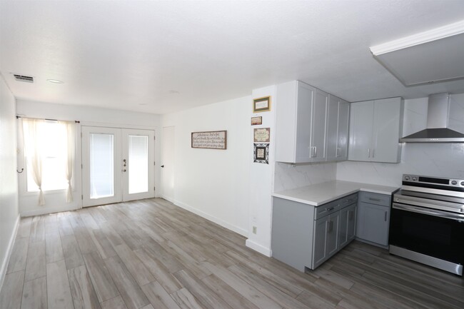 Building Photo - 1800 Country Club Dr