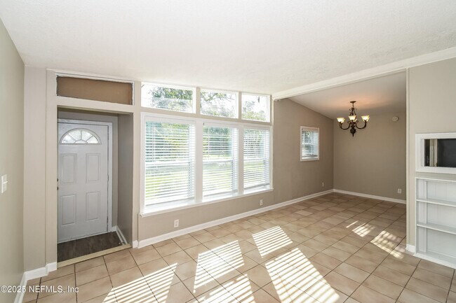 Building Photo - 780 Le Brun Dr