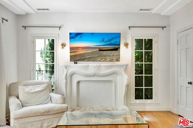 Building Photo - 361 S Doheny Dr