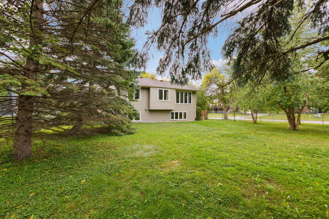 Building Photo - 2738 Chertsey Dr