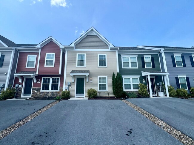Building Photo - 3 Bed/2.5 Bath Townhome in Ranson