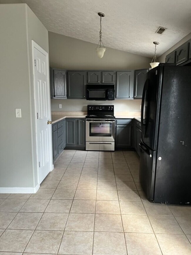 Building Photo - Gorgeous south side single family home in Romney Run subdivision. Fenced in back yard