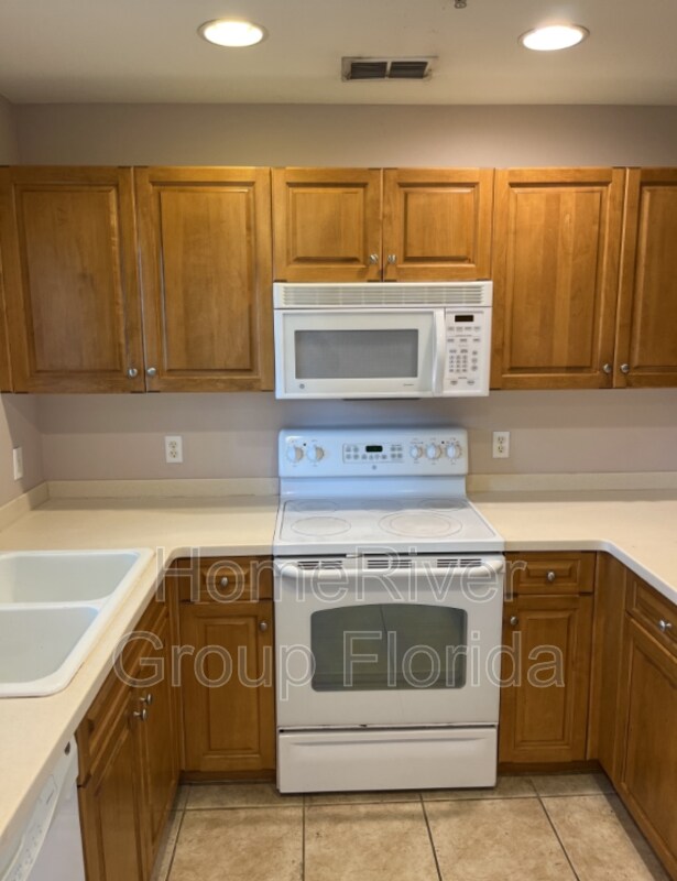Foto del edificio - 12020 Rain Brook Ave