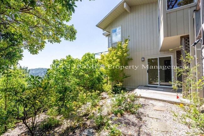 Building Photo - 5 br, 3.5 bath House - 41 Magdalena Ct.