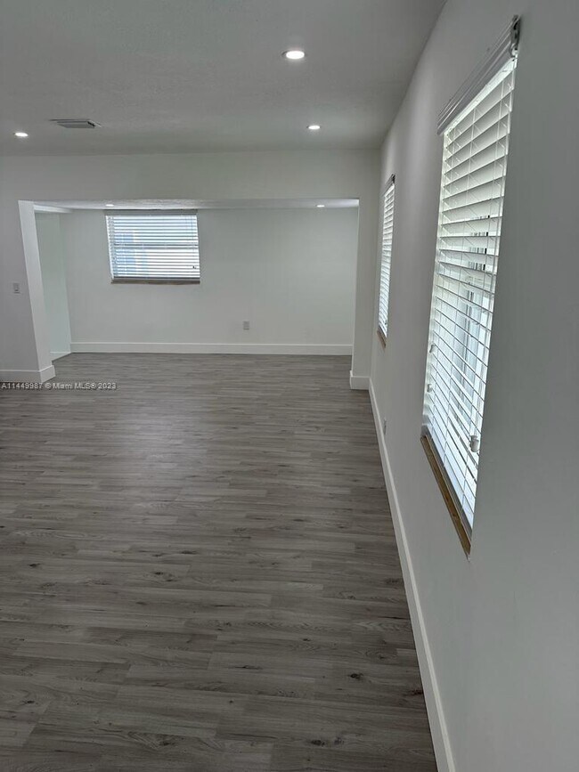 Foto del edificio - 102 W 19th St