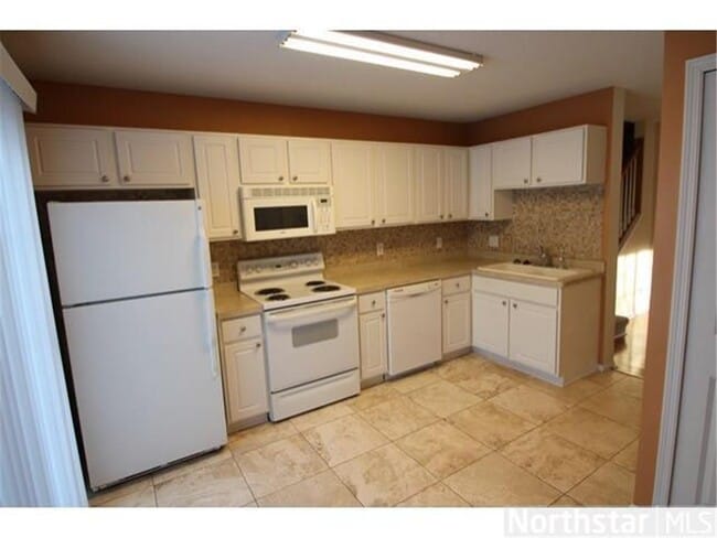 Building Photo - 2127 Grenadier Ave N