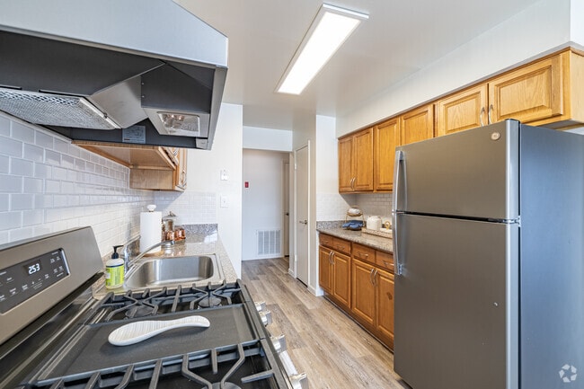 2BR, 2BA - 1,150SF - Kitchen - Green Plaza
