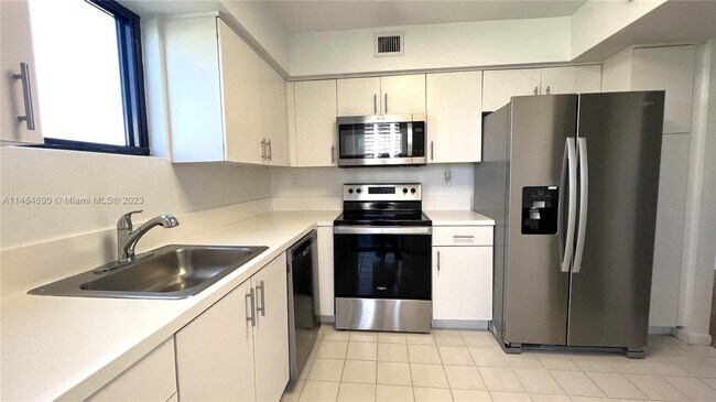 Foto del edificio - 3300 NE 192 St