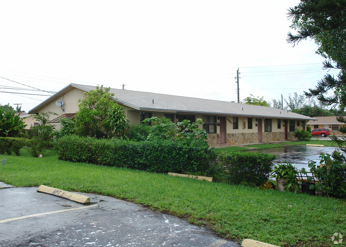 Building Photo - 6901 Pembroke Rd