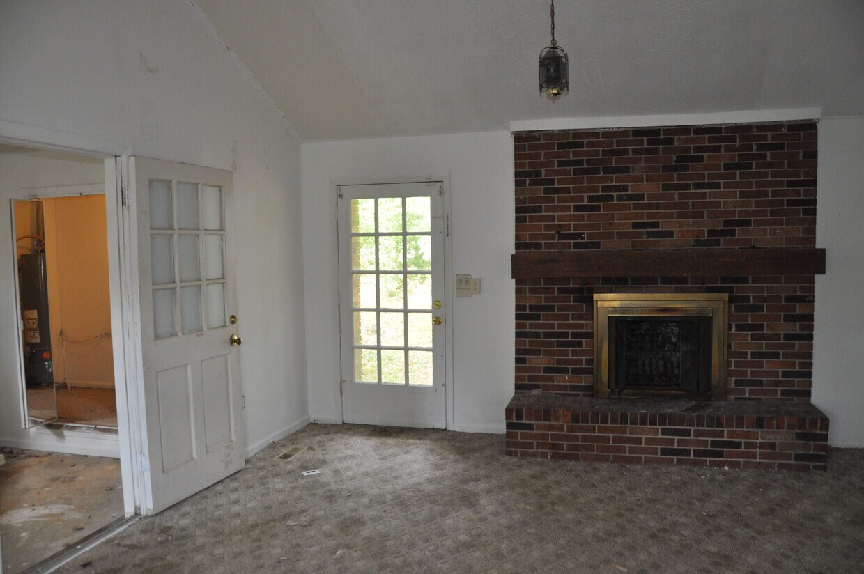 Building Photo - 121 Briarwood Cir