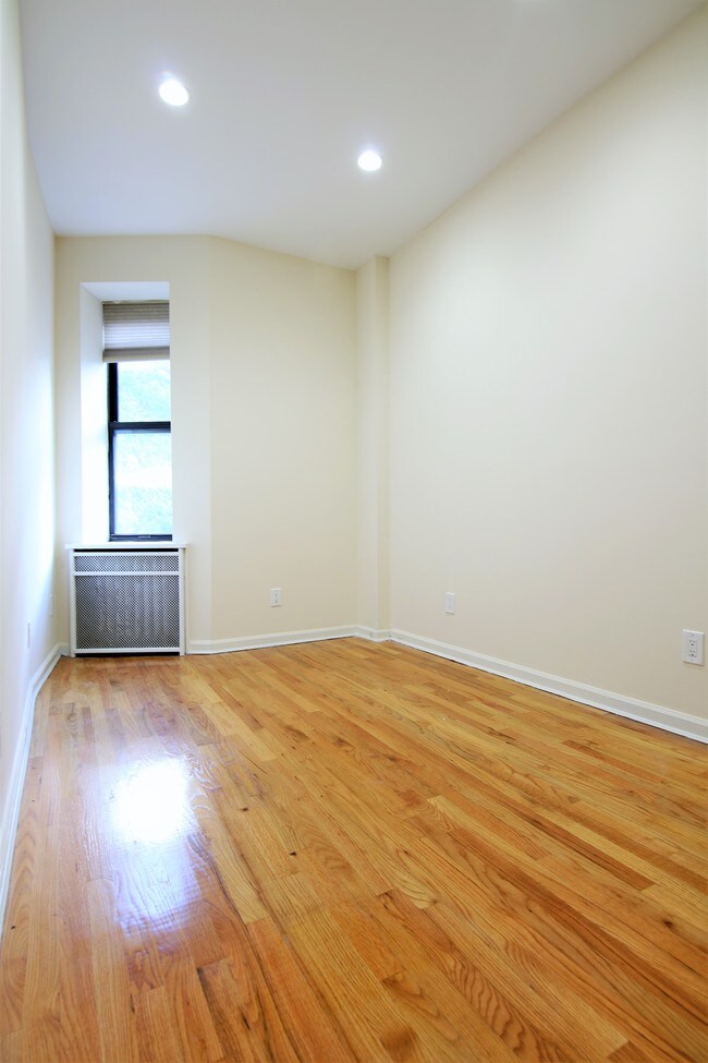 Building Photo - 160 W 75th St