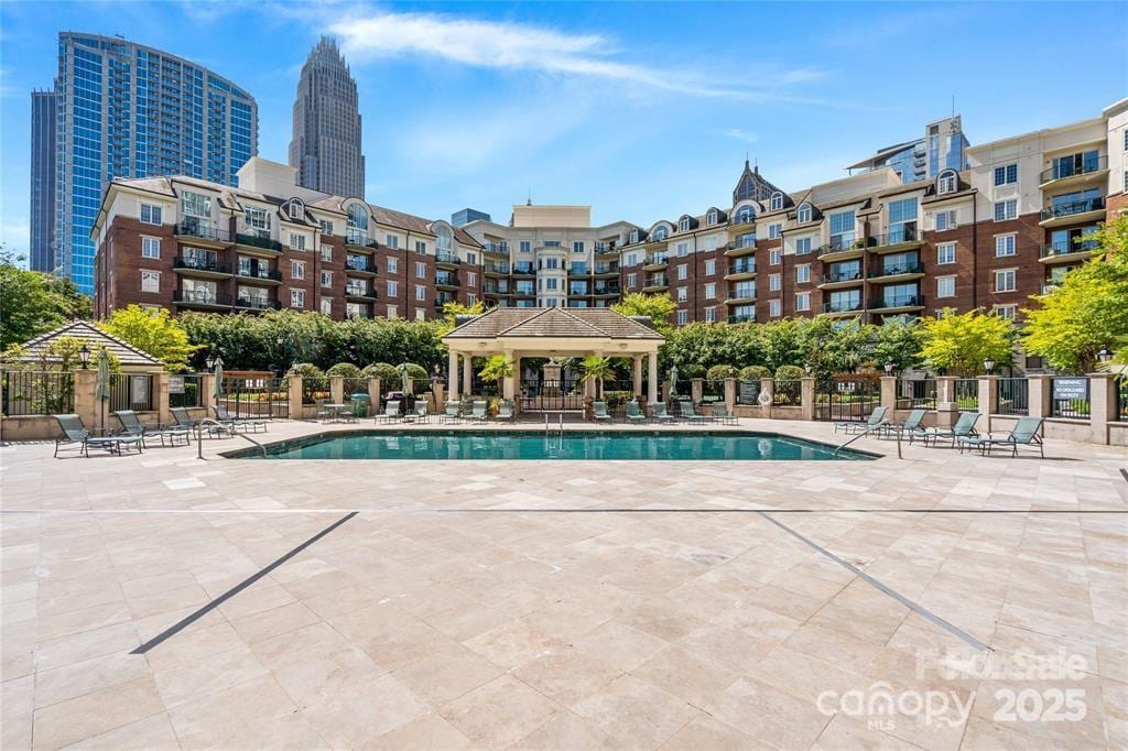 Foto principal - 300 W 5th St