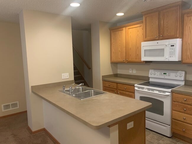 Building Photo - Beautiful Townhome in Desired Woodbury Nei...