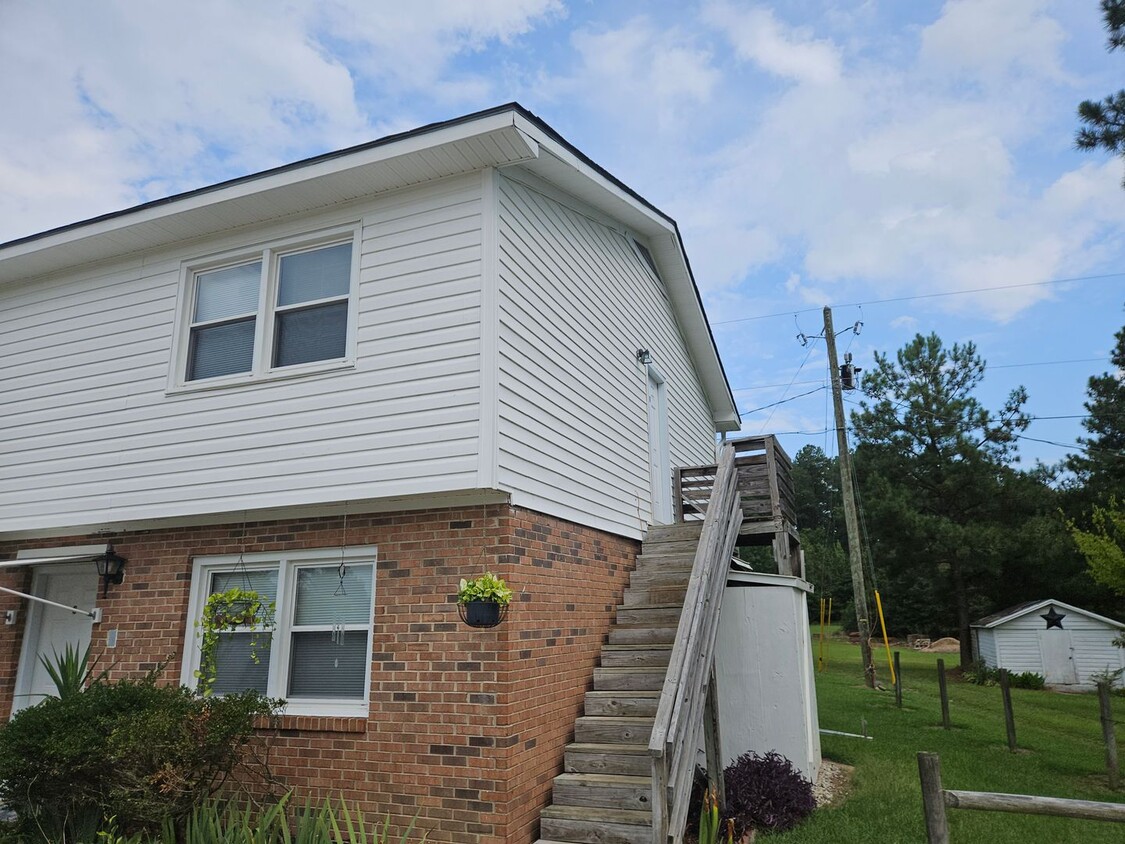 Foto principal - 2br/1ba apartment off Hwy 401. New paint a...