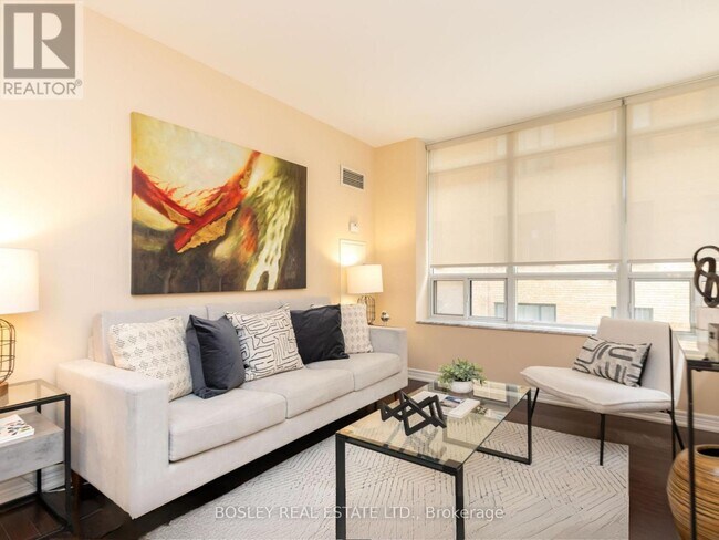 Photo du bâtiment - 60 St Clair Ave W