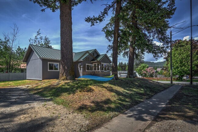 Building Photo - 1 Bed 1 Bath Home w/Detached Garage Downto...