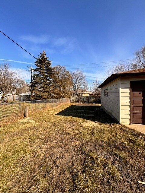 Building Photo - 1325 Russet St