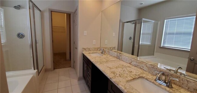 Foto del edificio - 2112 Summertree Dr