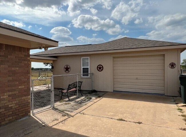 Foto del edificio - 566 Schmidt Rd