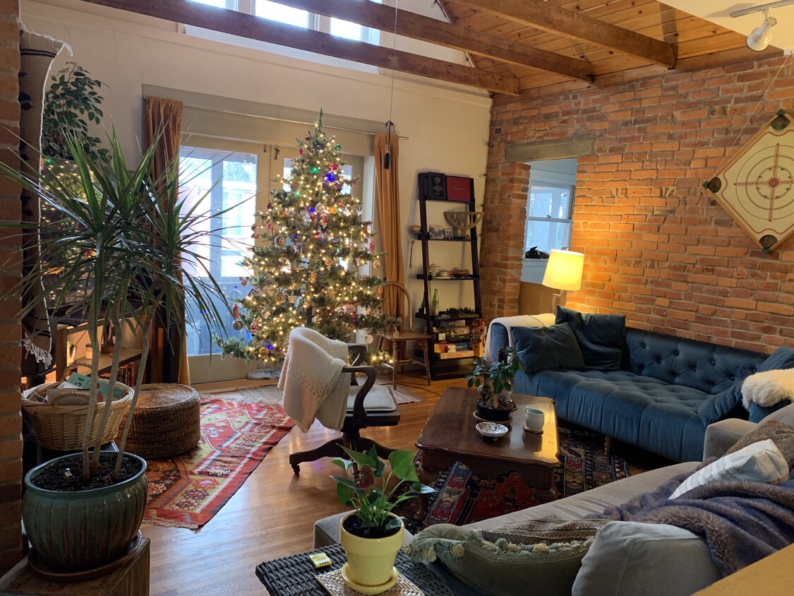 Living room - 1321 Hunter Ave