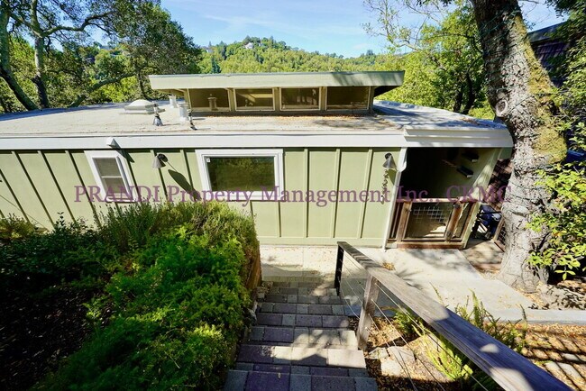 Foto del edificio - Air Conditioned San Rafael House with Pano...