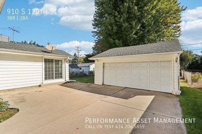 Building Photo - Charming 3BR Colonial Home