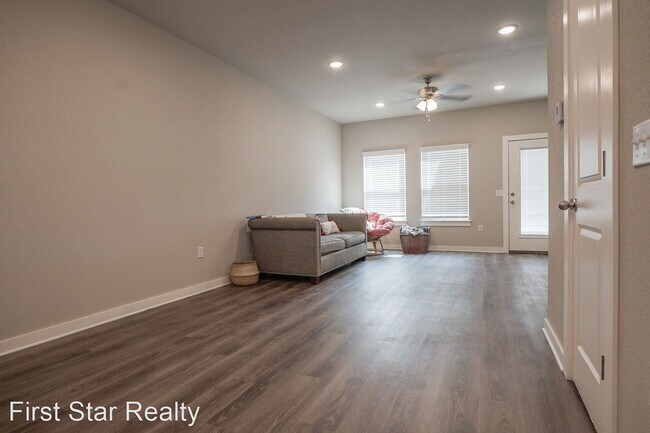 Foto del edificio - 2 br, 2.5 bath House - 642 N Littleleaf Te...