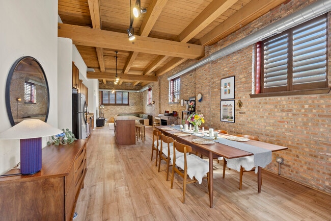 Foto del edificio - 1061 W 16th St