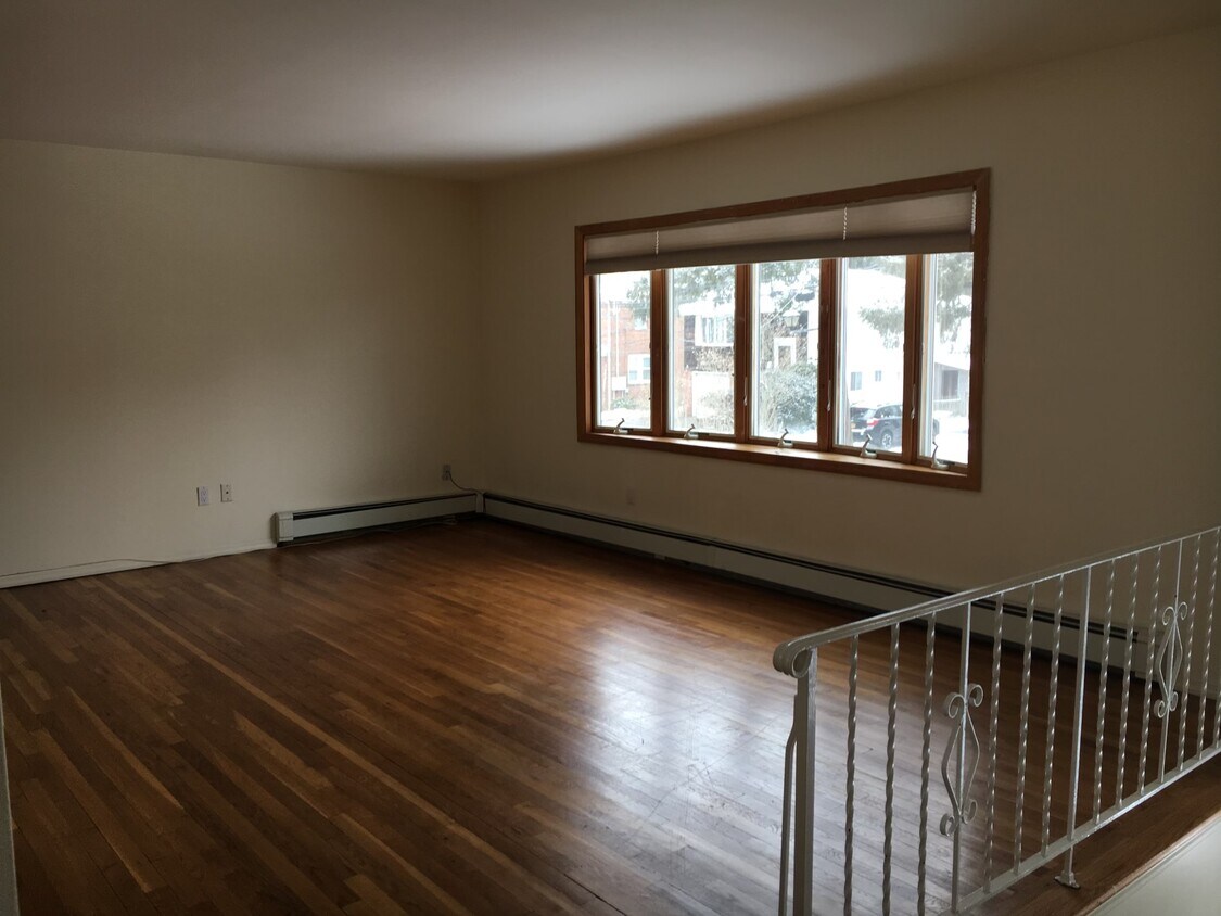 Primary Photo - 42 Maple St