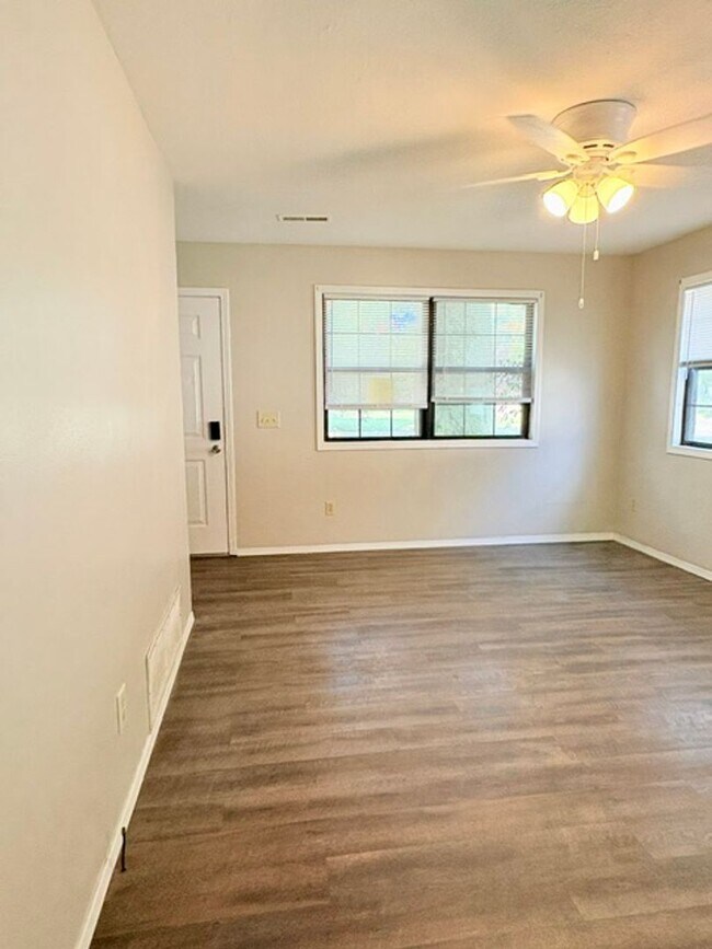 Foto del edificio - 531-C. N Oak Grove Ave