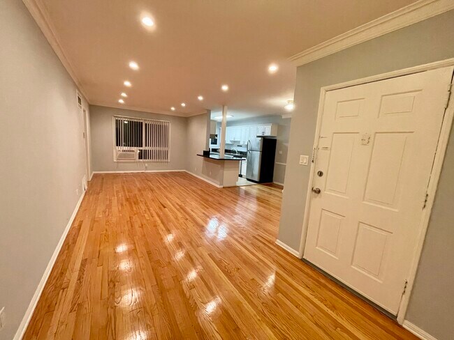 Building Photo - 1270 Havenhurst Dr