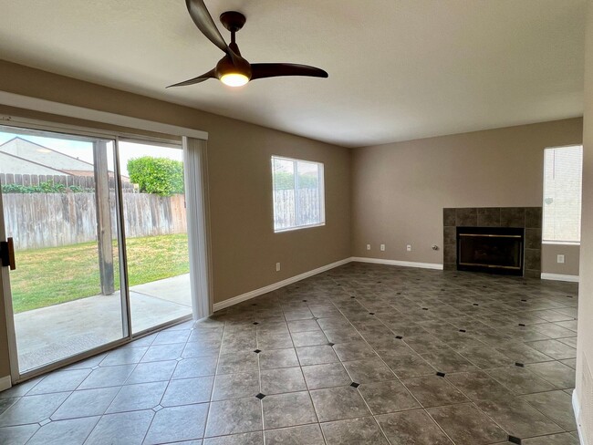 Foto del edificio - Two Story, 2 Bedroom 2.5 Bath House w/Cent...