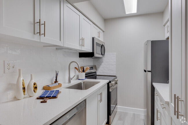 1BR, 1BA - 630SF - Kitchen - The Halston