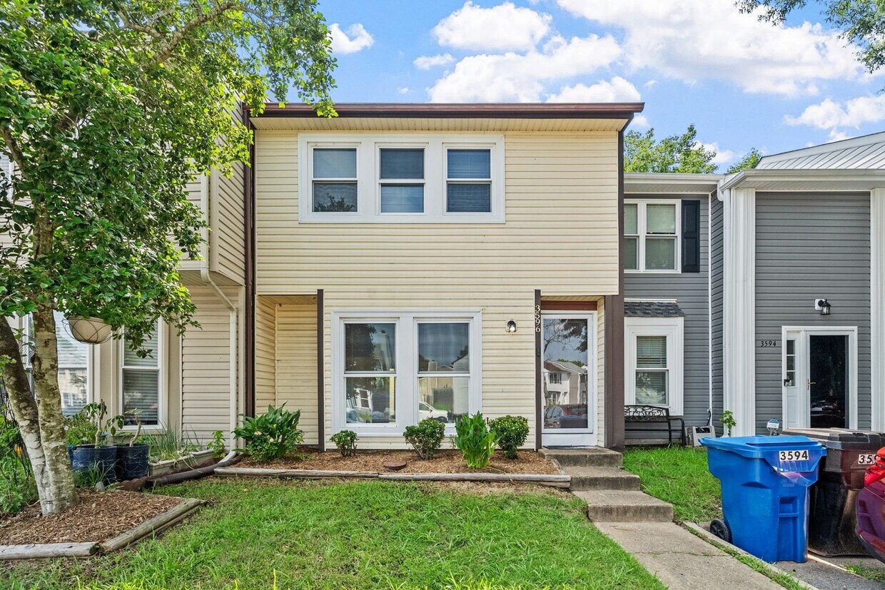 Primary Photo - Cute VB Townhouse- Ready NOW!!!