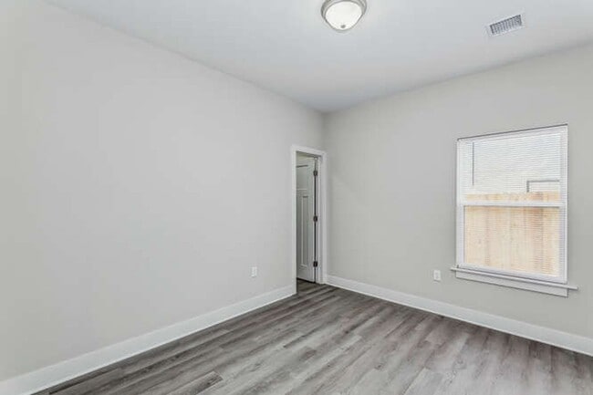 Building Photo - Gorgeous Town Home with fenced yard - pets...