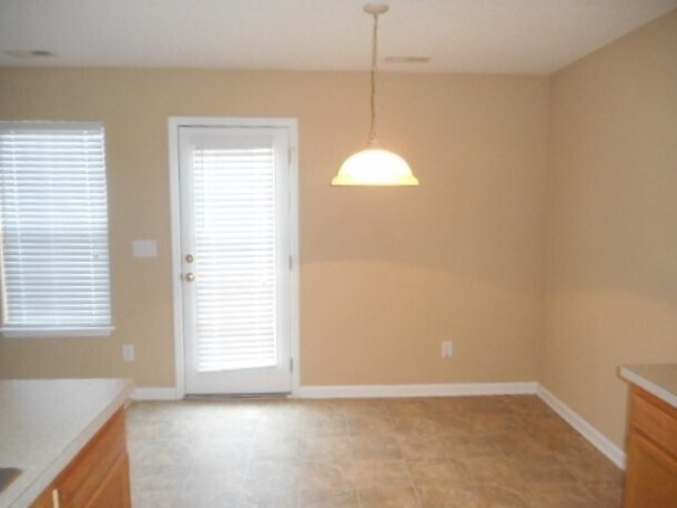 Building Photo - 806 Farm View Drive