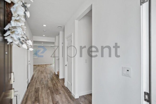 Building Photo - 1280 Hernandez Wy