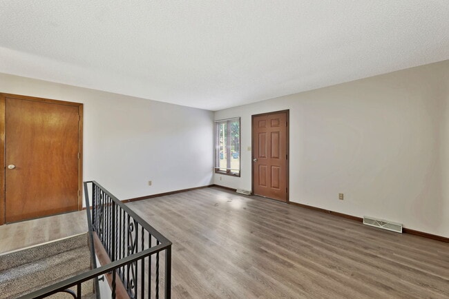 Building Photo - 1102 E Redwood Rd